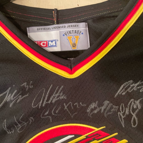Vintage and signed Canucks Hockey CCM Jersey - Picture 2 of 3